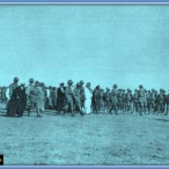 شط العرب-استعراض الجيش البريطاني أمام أمراء الخليج عام 1917م عبدالعزيز بن سعود و الشيخ خزعل و حاكم الكويت ووجها البصرة والمحمرة بجانب سر برسي كاكس المقيم البريطاني في الخليج