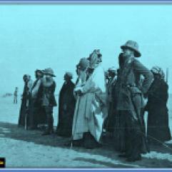 شط العرب-استعراض الجيش البريطاني أمام أمراء الخليج عام 1916م عبدالعزيز بن سعود و الشيخ خزعل و حاكم الكويت ووجها البصرة والمحمرة بجانب سر برسي كاكس المقيم البريطاني في الخليج