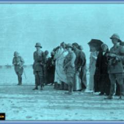 شط العرب-استعراض الجيش البريطاني أمام أمراء الخليج عام 1916م عبدالعزيز بن سعود و الشيخ خزعل و حاكم الكويت ووجها البصرة والمحمرة بجانب سر برسي كاكس المقيم البريطاني في الخليج