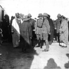 شط العرب-استعراض الجيش البريطاني أمام أمراء الخليج عام 1917م عبدالعزيز بن سعود و الشيخ خزعل و حاكم الكويت ووجها البصرة والمحمرة بجانب سر برسي كاكس المقيم البريطاني في الخليج